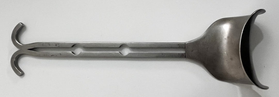 Pre-owned V. Mueller Balfour Retractor 3" Center Blade, durable stainless steel for surgical retraction.