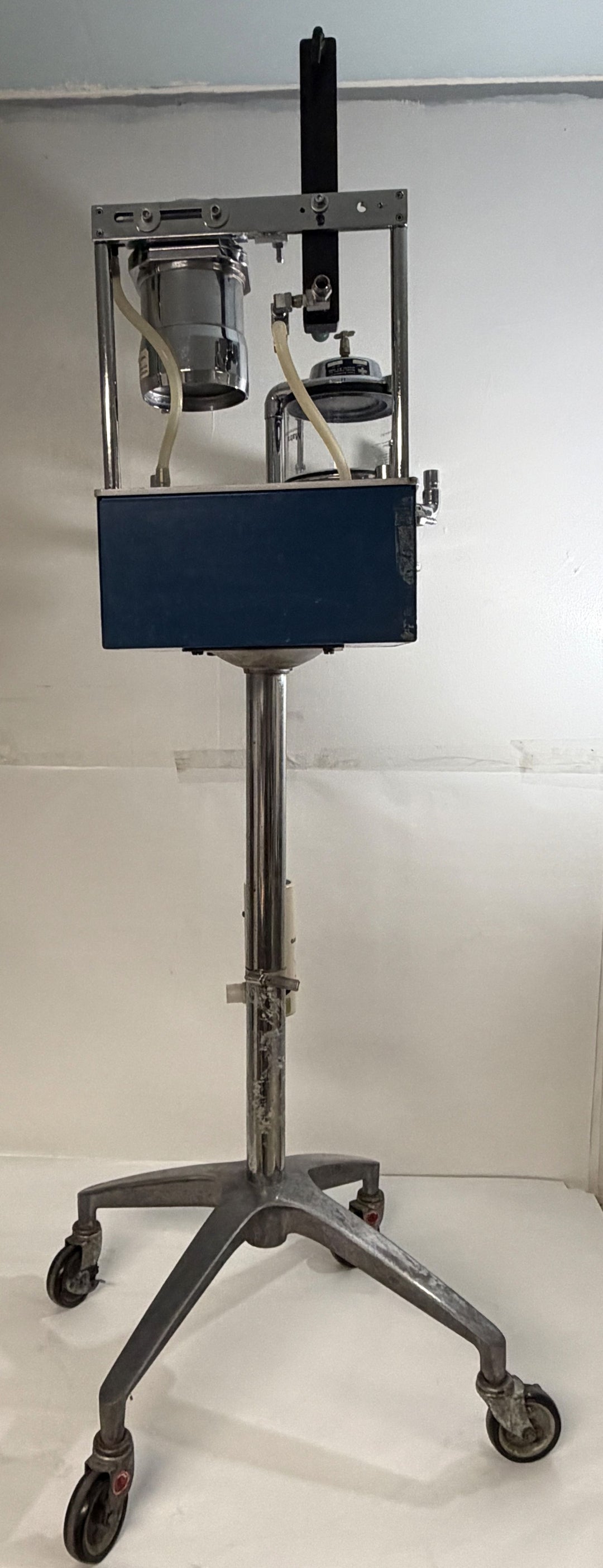 Quantiflex VMC Veterinary Anesthesia Machine w/ Isoflurane Vaporizer &amp; Gas-Vak