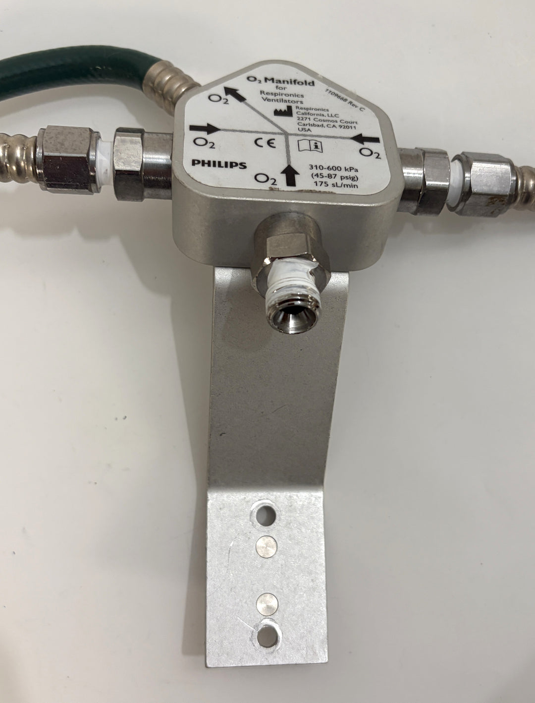 Philips Respironics O2 manifold assembly 1109668 Rev C with metal mounting bracket and oxygen fittings for V60 ventilators pre owned PHENTERSALES
