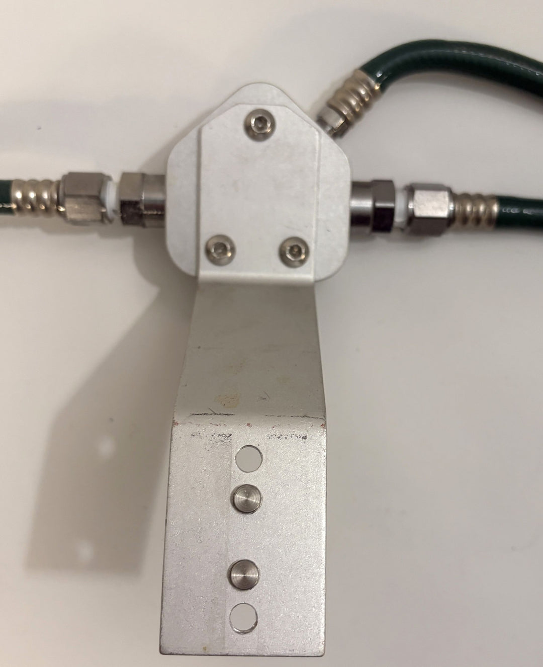 Philips Respironics O2 manifold assembly part 1109668 Rev C with three green oxygen hoses, pre-owned medical equipment from PHENTERSALES