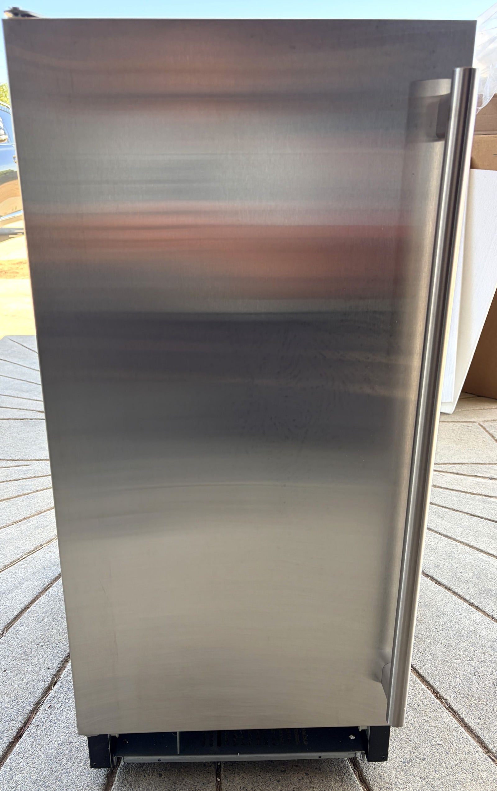 Stainless steel Duura built-in ice maker with a vertical handle and subtle cosmetic blemishes on the front panel, designed for kitchen installation.