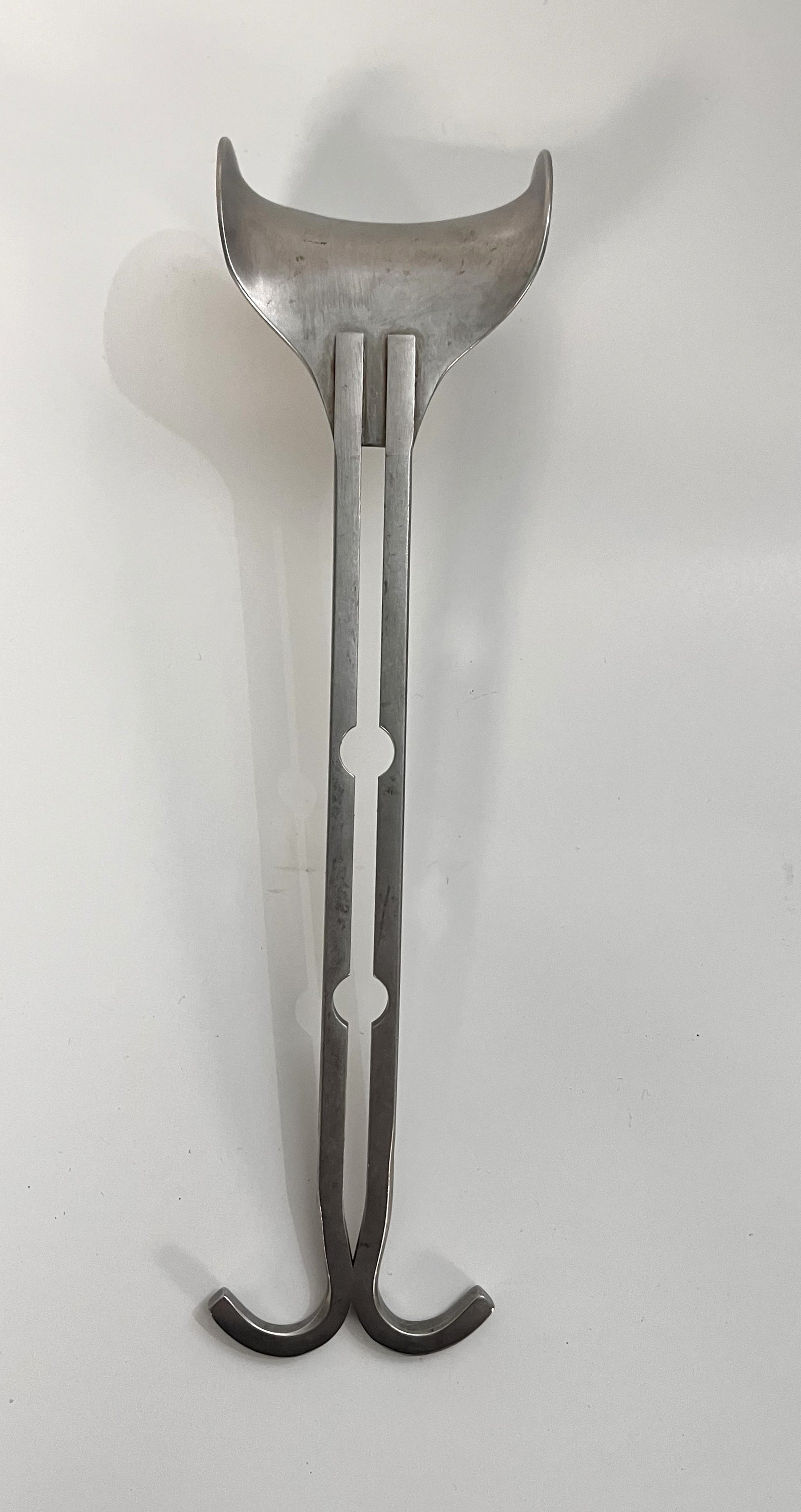 Pre-owned V. Mueller Balfour Retractor 3" Center Blade, durable stainless steel for surgical retraction.