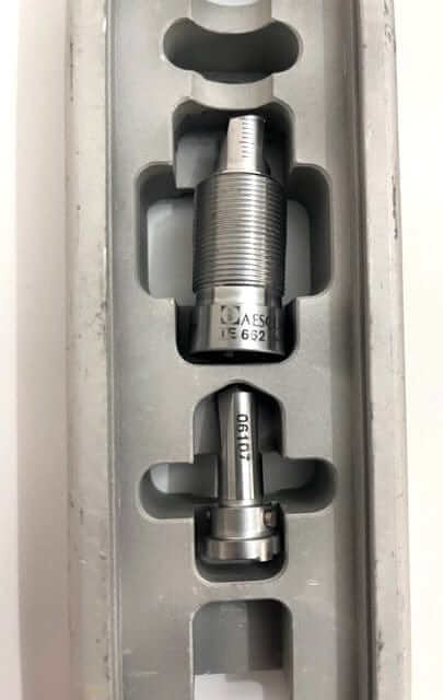 Aesculap TE662 Stainless/06107: Durable instruments with holder, ideal for precise medical and surgical applications. Made from high-quality stainless steel.