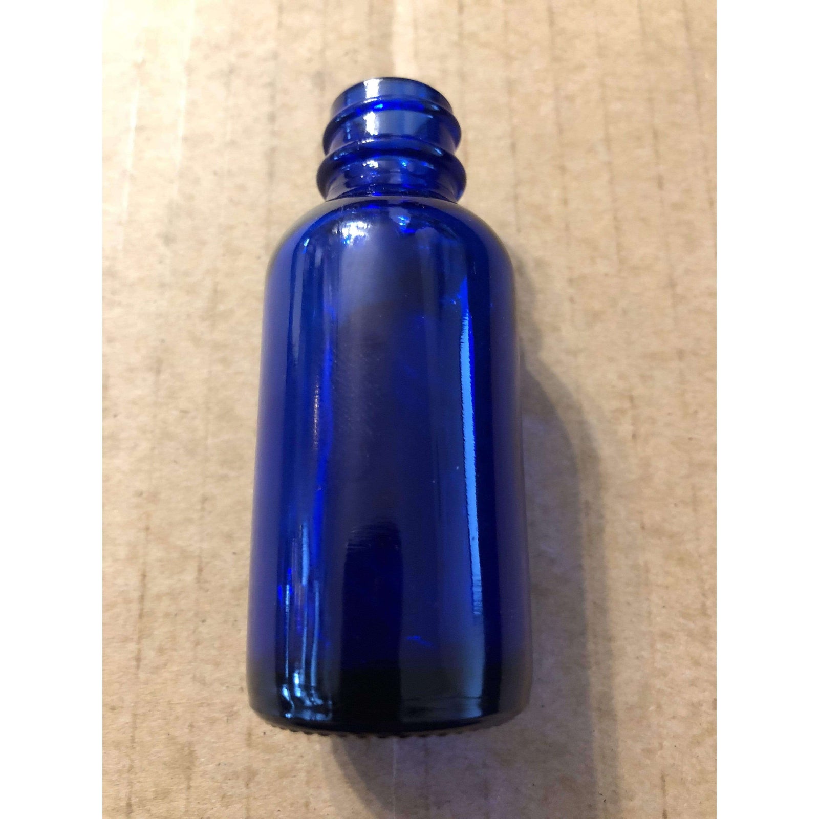 Cobalt blue glass Boston round bottle, 1 oz, (360 pcs/case), perfect for storing liquids, stylish and durable design, new condition.